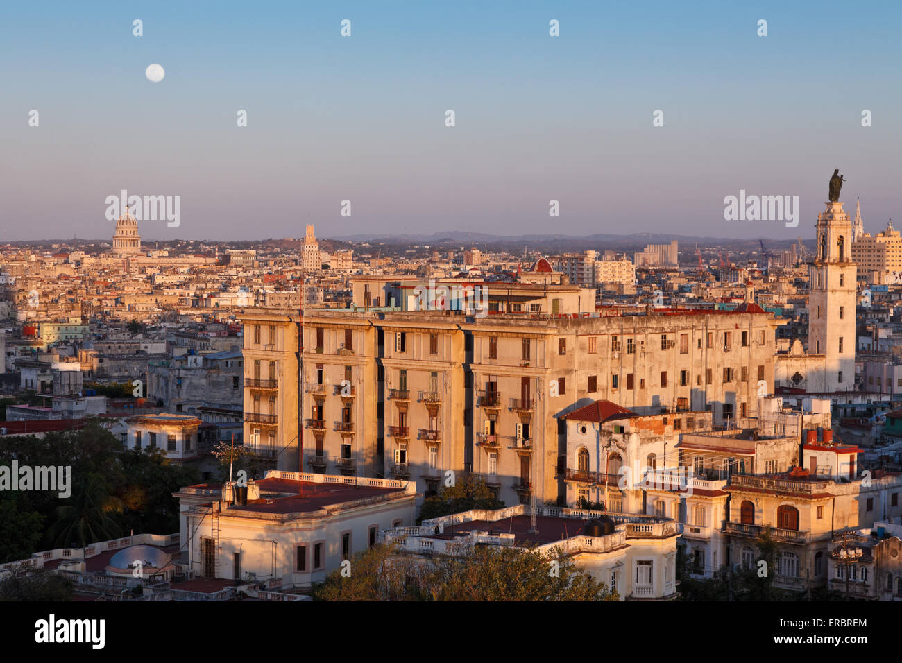 Full Moon Rising al tramonto sulla città dell'Avana, Cuba Foto Stock
