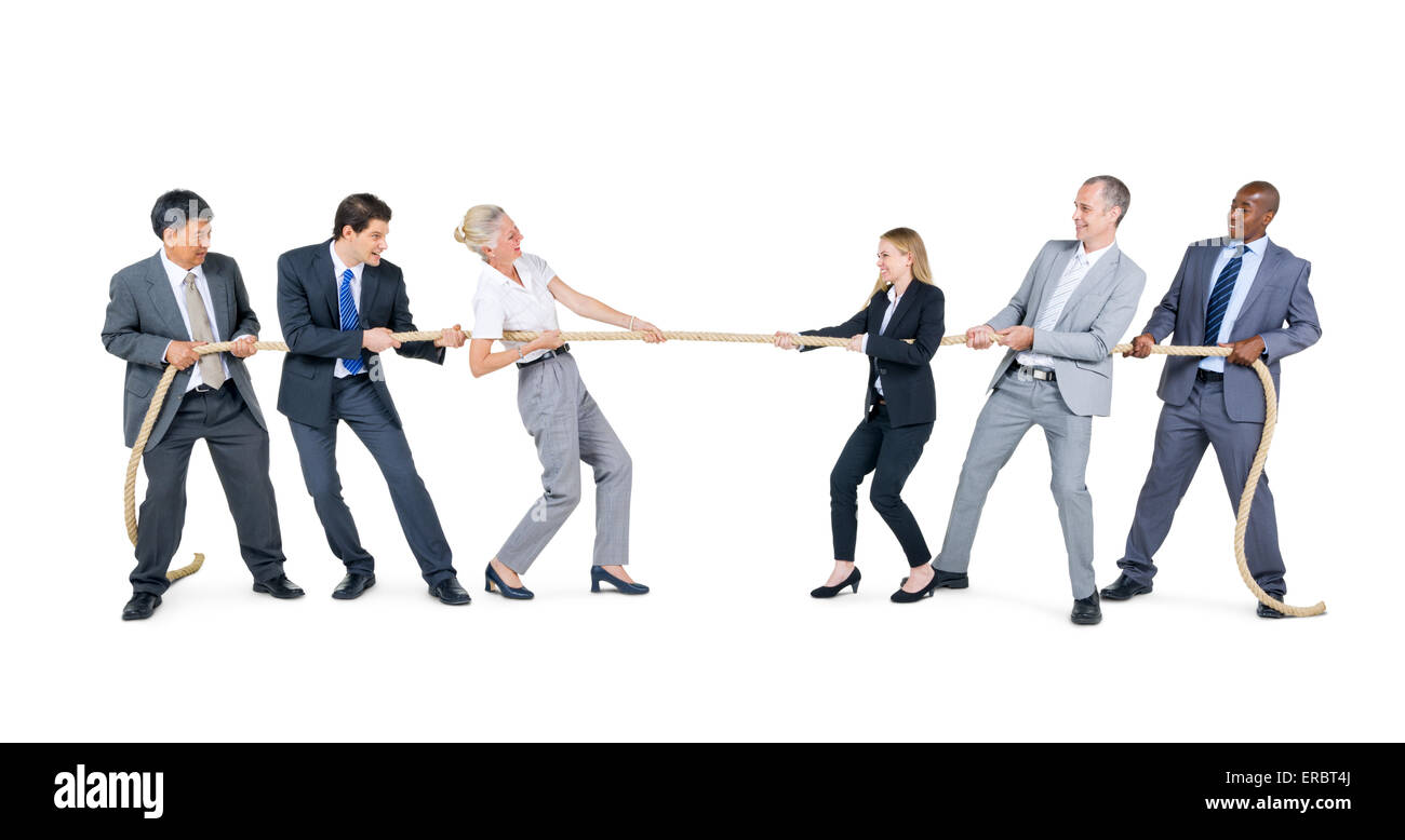 Un gruppo di uomini di affari che tirando la corda Foto Stock