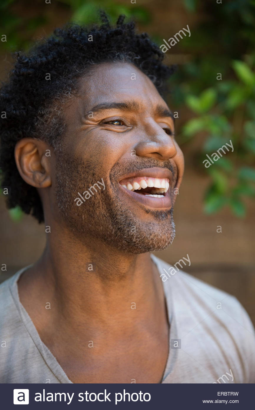 Close up ritratto laughing man stoppia capelli ricci Foto Stock