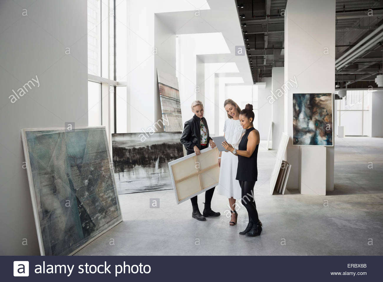 Artista e i commercianti di opere d'arte con dipinti tavoletta digitale Foto Stock