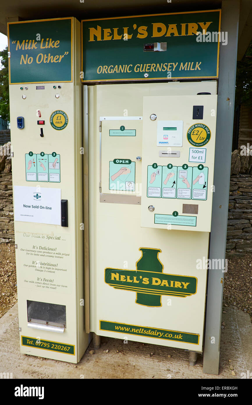 Nell del Caseificio Latteria organico latte Distributore Automatico Cotswold Farm Park Farm Bemborough Kineton Regno Unito Foto Stock