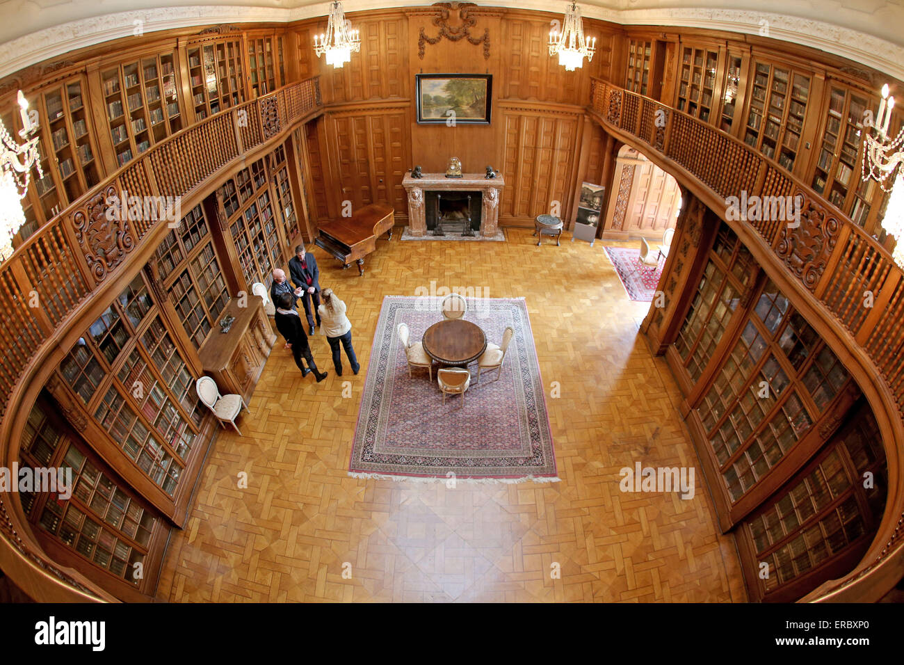 Waldenburg, Germania. 29 apr, 2015. La biblioteca di Schloss Waldenburg palace, in Waldenburg, Germania, 29 aprile 2015. Dal 2005, 8,5 milioni di euro è stato speso per il ripristino del palazzo, che fu costruita dal principe Otto Victor II tra il 1909 e il 1912. Foto: Jan Woitas/dpa/Alamy Live News Foto Stock