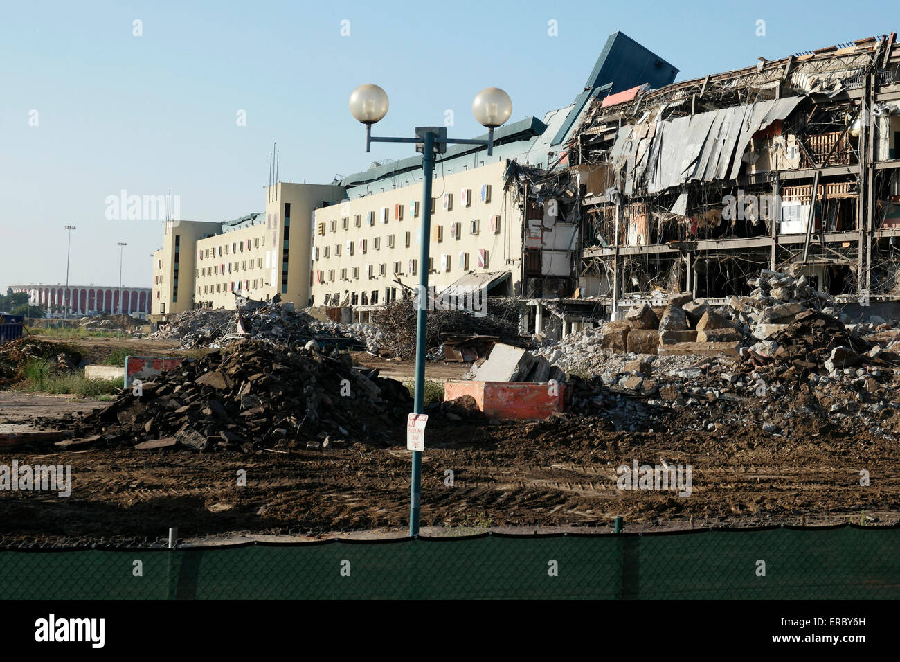 Inglewood, CA, Stati Uniti d'America. 31 Maggio, 2015. Il Grandstand presso l'ex Hollywood Park Racetrack a Inglewood, California, giace in rovina in seguito alla sua implosione domenica mattina presto, 31 maggio 2015. Costruito nel 1938 e chiuso nel 2013, circa 300 acri in pista è sito nel cuore di San Louis Rams proprietario Stan Kroenke piano di sport di ritorno per la zona di Los Angeles con un 80.000-sede stadium. © Jonathan Alcorn/ZUMA filo/Alamy Live News Foto Stock