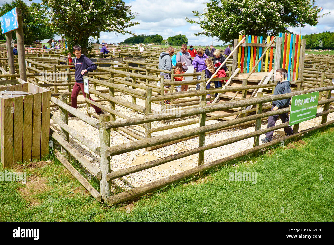 Un labirinto di recinzione a Cotswold Farm Park Farm Bemborough Kineton Regno Unito Foto Stock