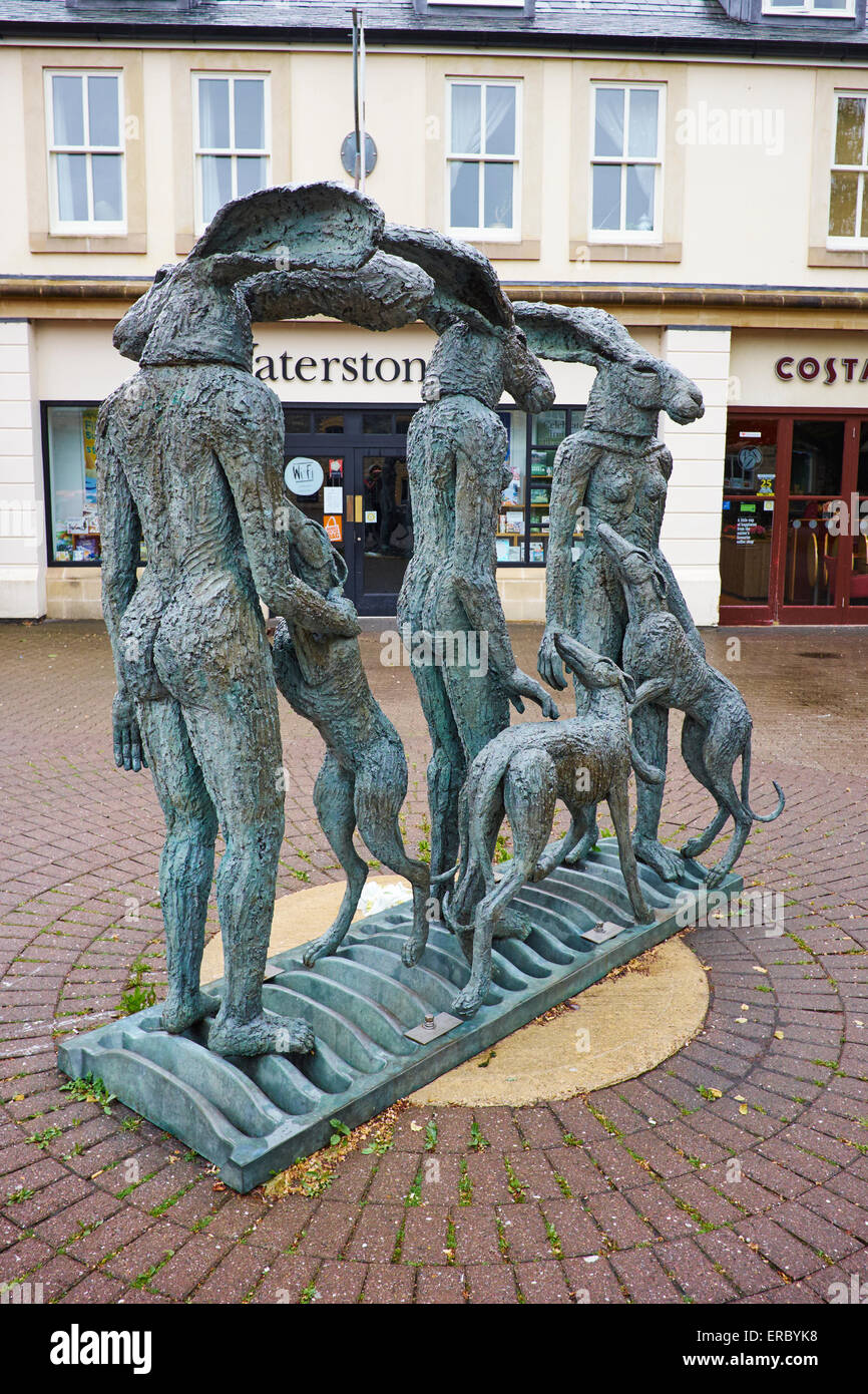 Paintpots una scultura in bronzo di Sophie Ryder nel birrificio Corte parte del Cirencester Hare Festival GLOUCESTERSHIRE REGNO UNITO Foto Stock