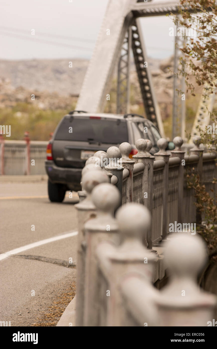 Una vettura che attraversa un ponte di travatura reticolare fuori la Highway 395, California. Foto Stock