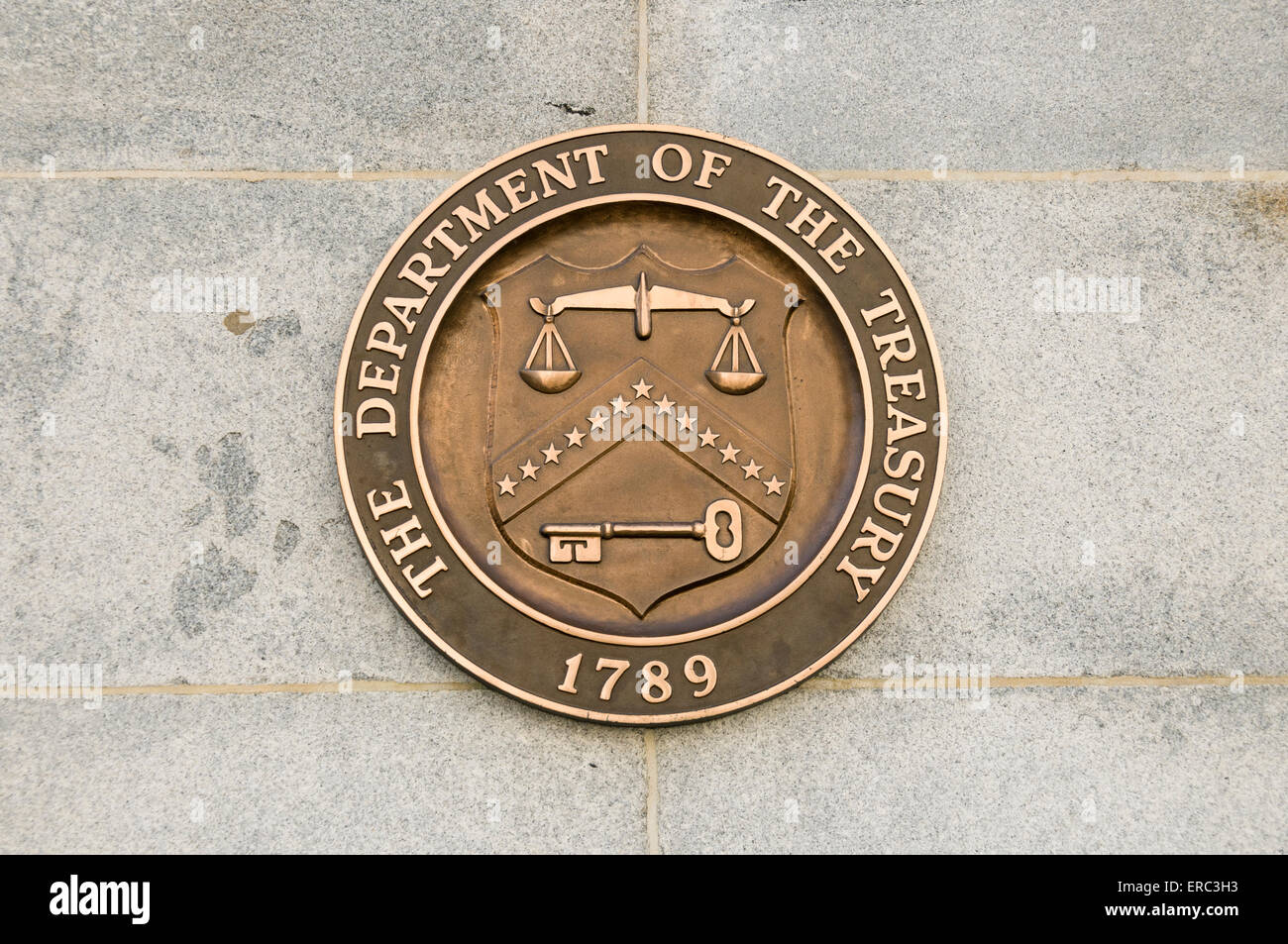 Il logo di bronzo della US Treasury Department sulla parete del Tesoro edificio sede a Washington DC Foto Stock