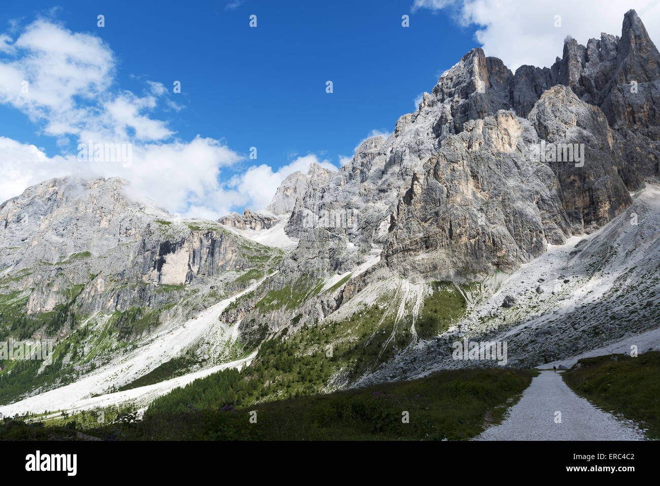 Panorama delle Pale di San Martino visto dalla val Venegia con nuvole e cielo azzurro sfondo in un pomeriggio d'estate, Trentino Foto Stock