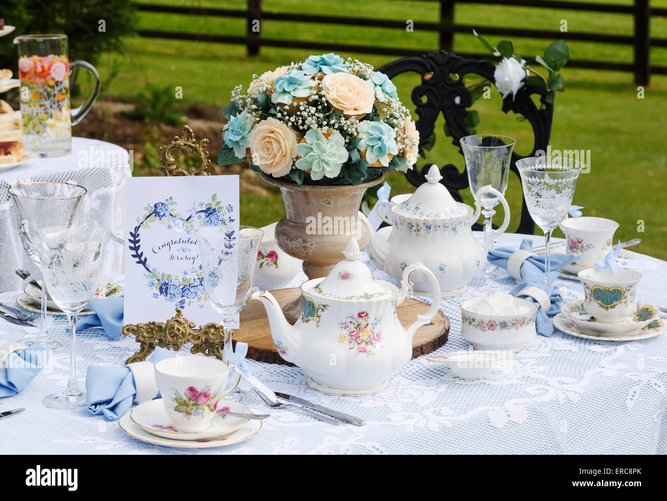 Tabella impostata per un outdoor celebrativo tea party Foto Stock