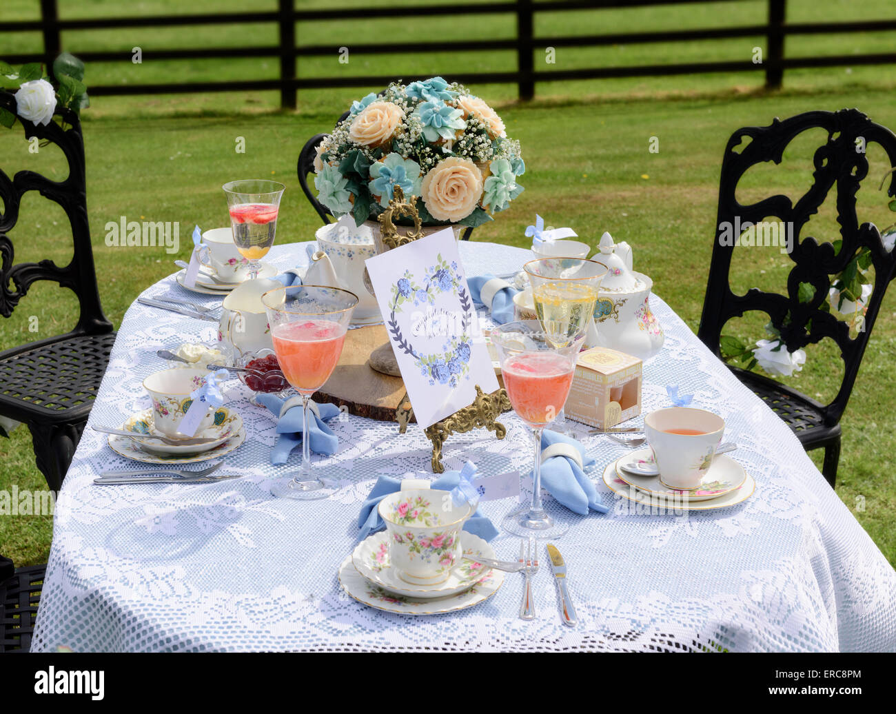 Tabella impostata per un outdoor celebrativo tea party Foto Stock
