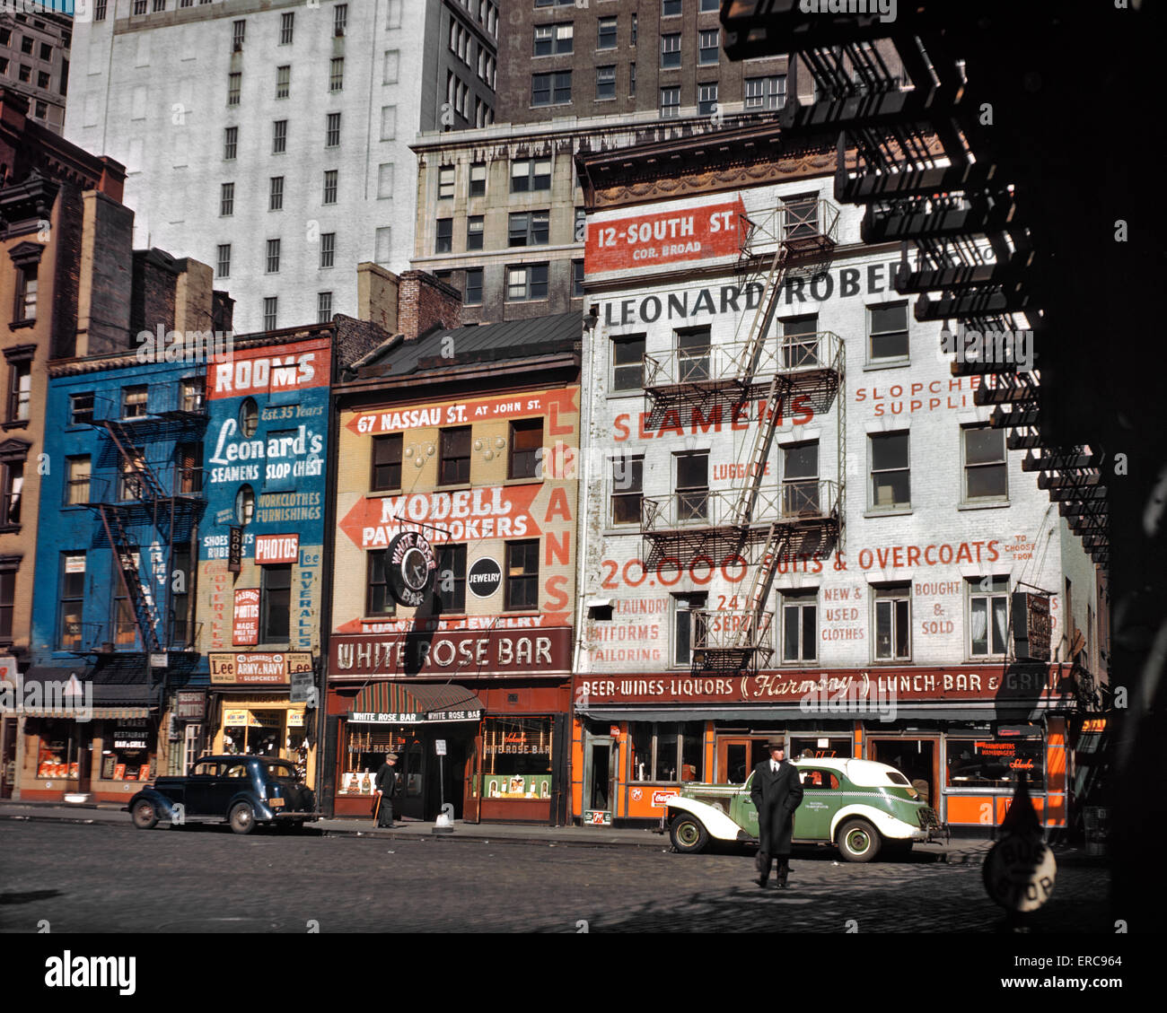 Negli anni quaranta edifici dipinti con la pubblicità di Whitehall e strade del sud il centro di Manhattan A NEW YORK CITY USA Foto Stock