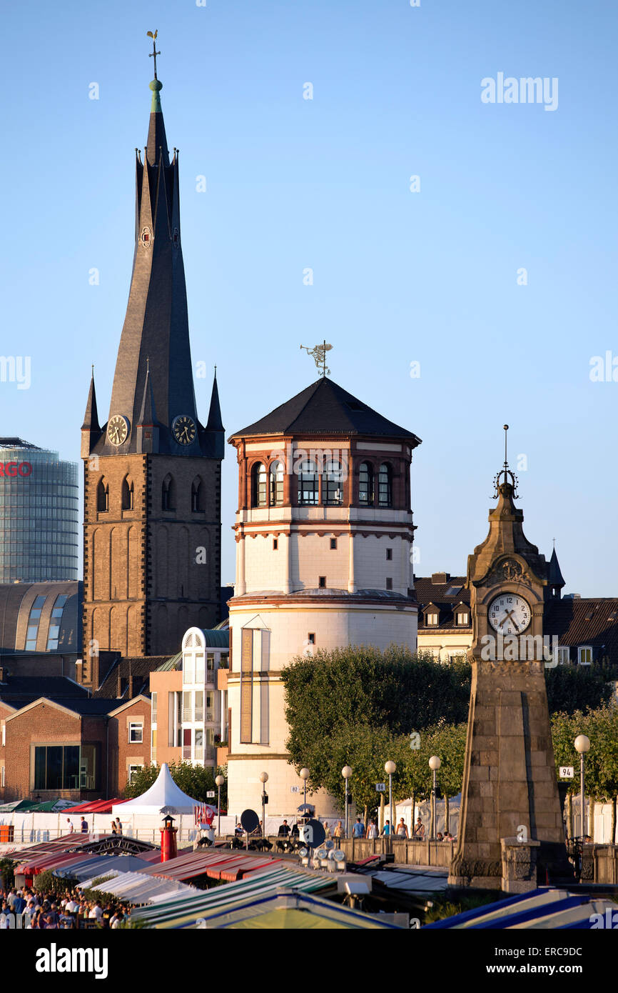 Rive del fiume Reno a Düsseldorf, il centro storico di marcatore flood, Alter Schlossturm tower, San Lamberti Chiesa Foto Stock
