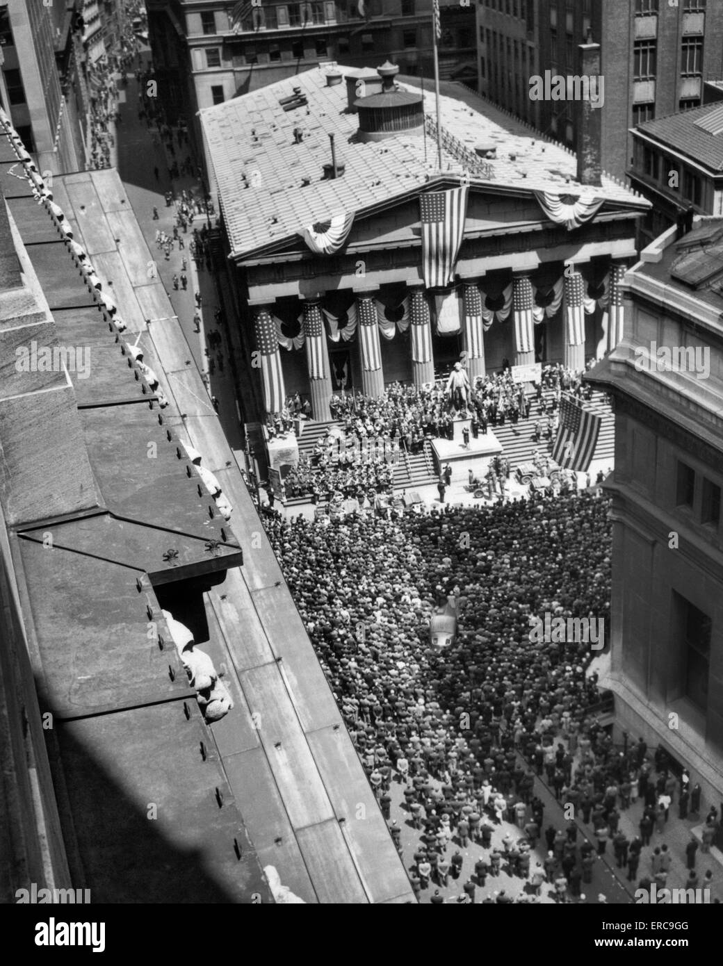 1940s durante la seconda guerra mondiale la guerra BOND RALLY Tesoreria federale edificio VICINO ALLA BORSA DI NEW YORK WALL STREET MANHATTAN NEW YORK CITY USA Foto Stock