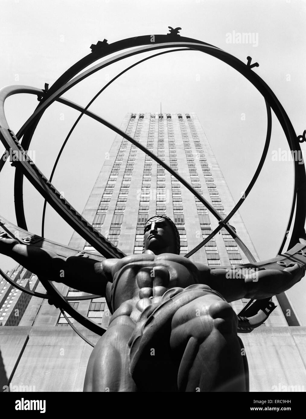 Anni Cinquanta la statua di ATLAS AL ROCKEFELLER CENTER Midtown Manhattan STATI UNITI D'AMERICA Foto Stock