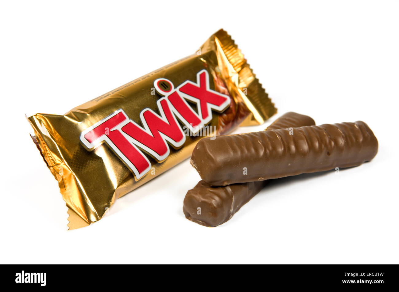 Cioccolato Twix dita su sfondo bianco con open bar a lato Foto Stock