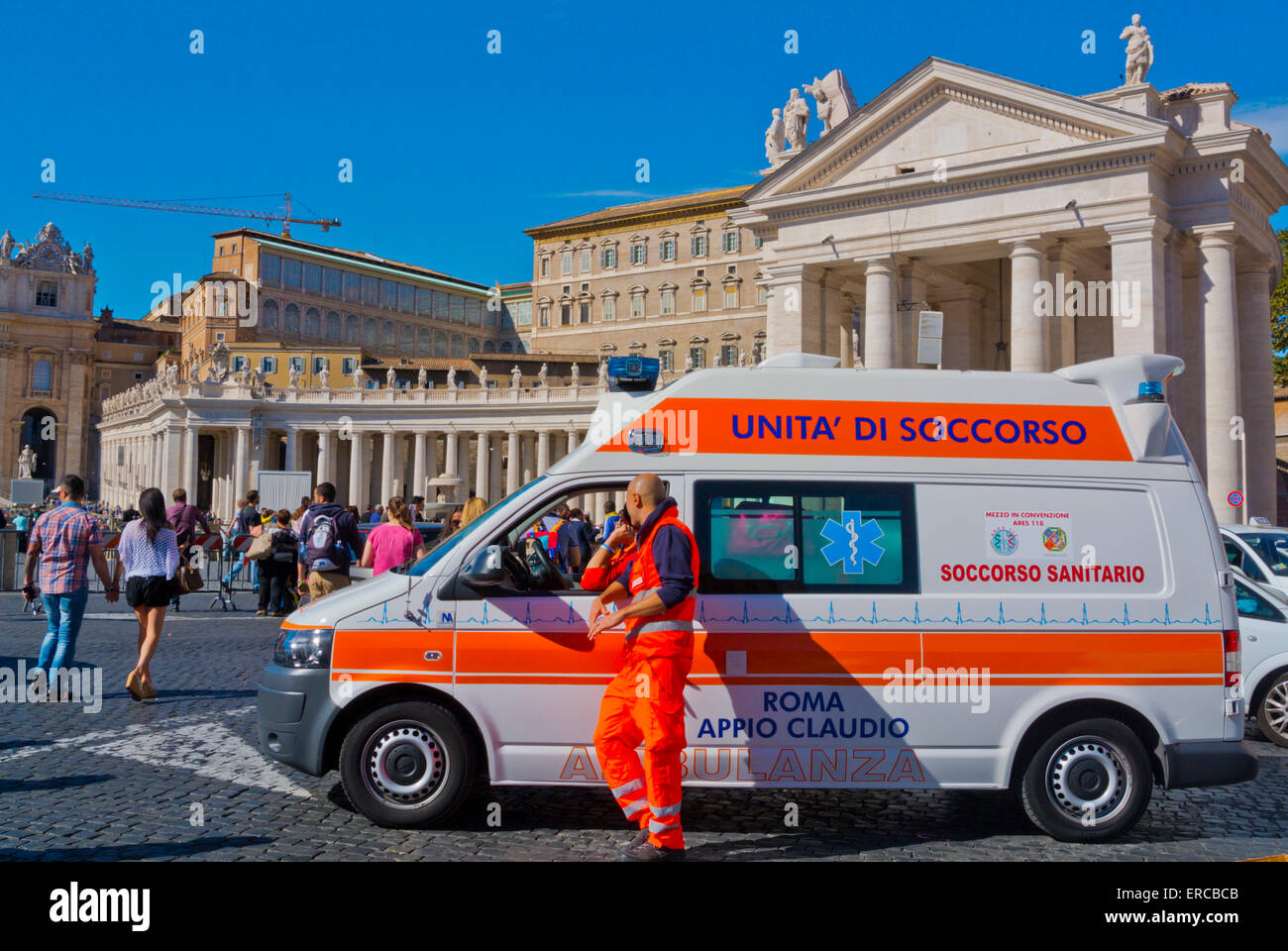 Ambulanza, Piazza Pio XII square, appena fuori dal Vaticano, quartiere di Borgo, Roma, Italia Foto Stock