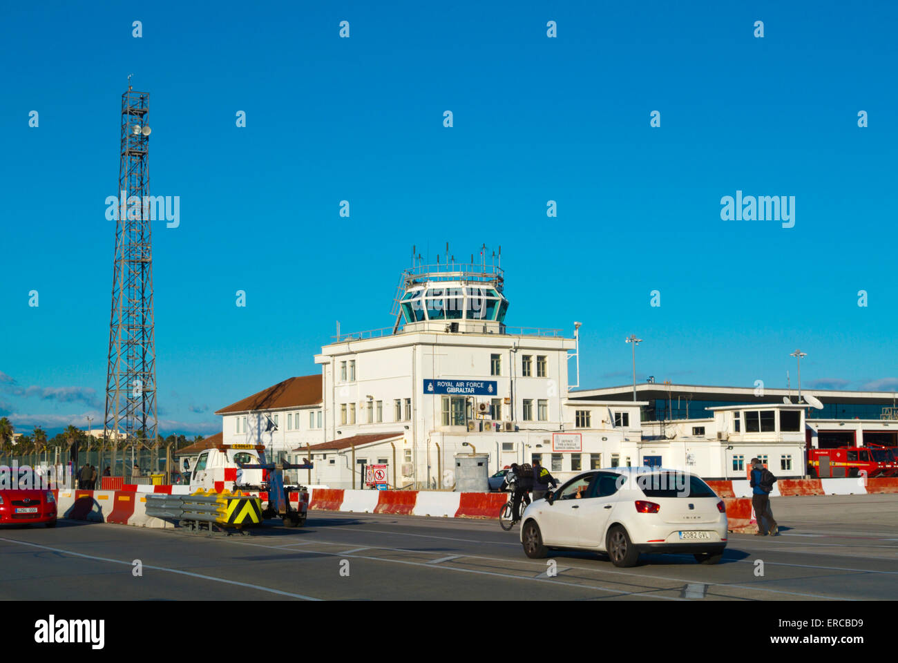 Le persone in attesa in aeroporto per ottenere attraverso il confine per La Linea in Spagna, Gibilterra, Europa Foto Stock
