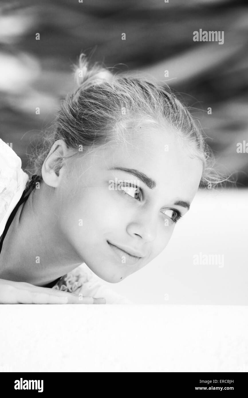 Bella bionda Caucasian ragazza adolescente, closeup outdoor ritratto su sfondo sfocato Foto Stock
