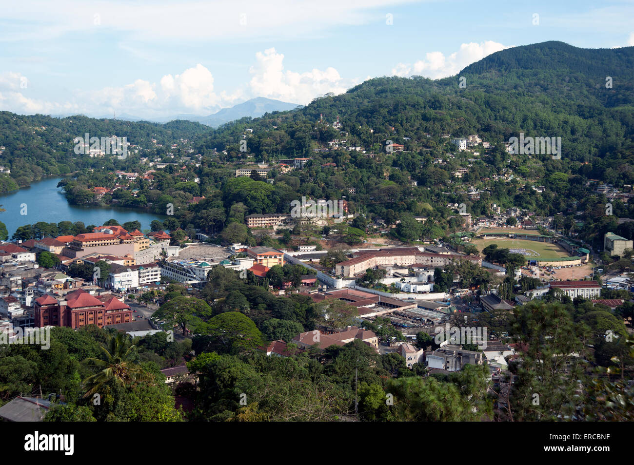 Una vista verso il basso sulla città di Kandy compreso il campo da cricket dalle colline circostanti in Sri Lanka Foto Stock
