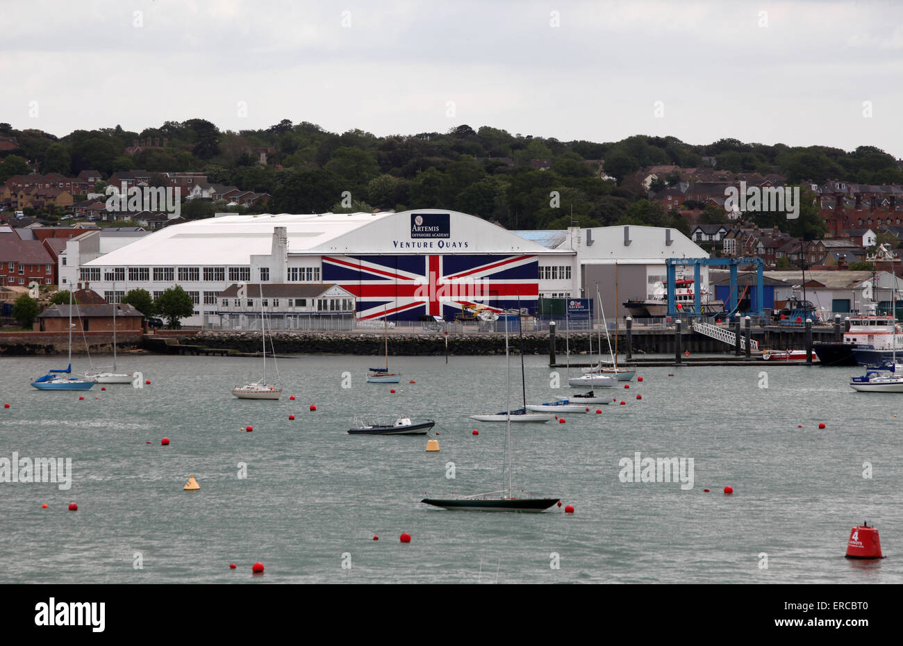 Più grande del mondo Unione bandiera dipinta su porte di Venture Quays a Cowes sull'Isola di Wight. Foto Stock