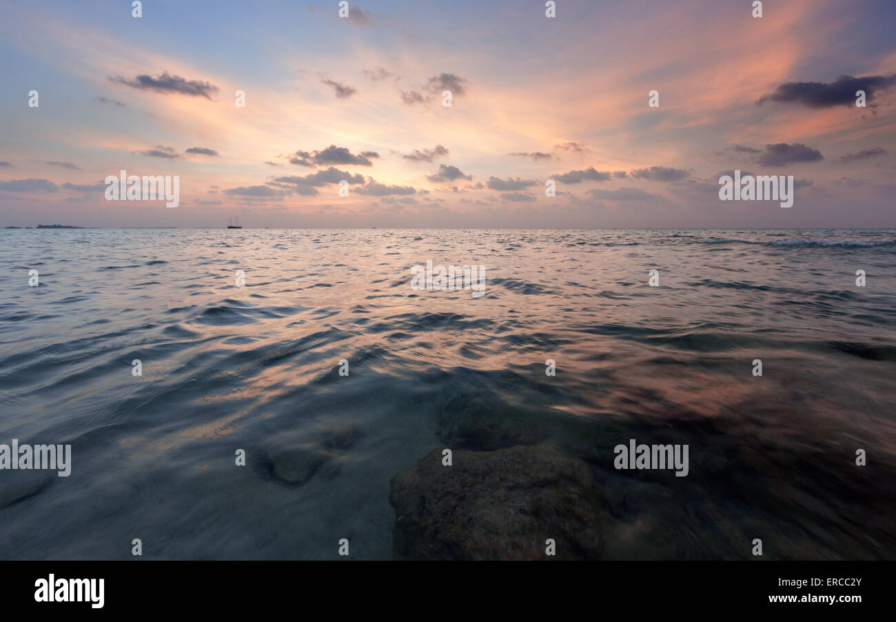 Tramonto nell'oceano tropicale Foto Stock