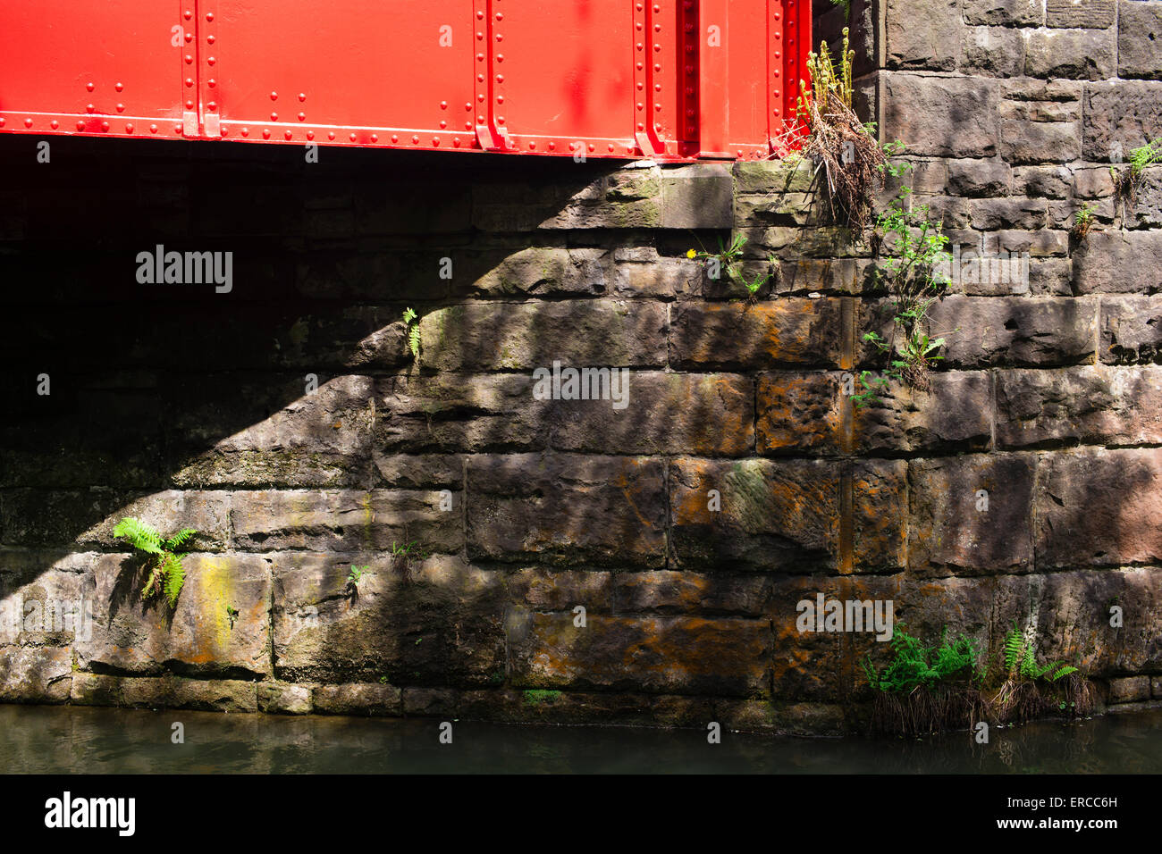 Un rinnovato di fresco ponte per la linea ferroviaria attraverso l Huddersfield stretto canale a Marsden, nello Yorkshire, Inghilterra, Regno Unito Foto Stock