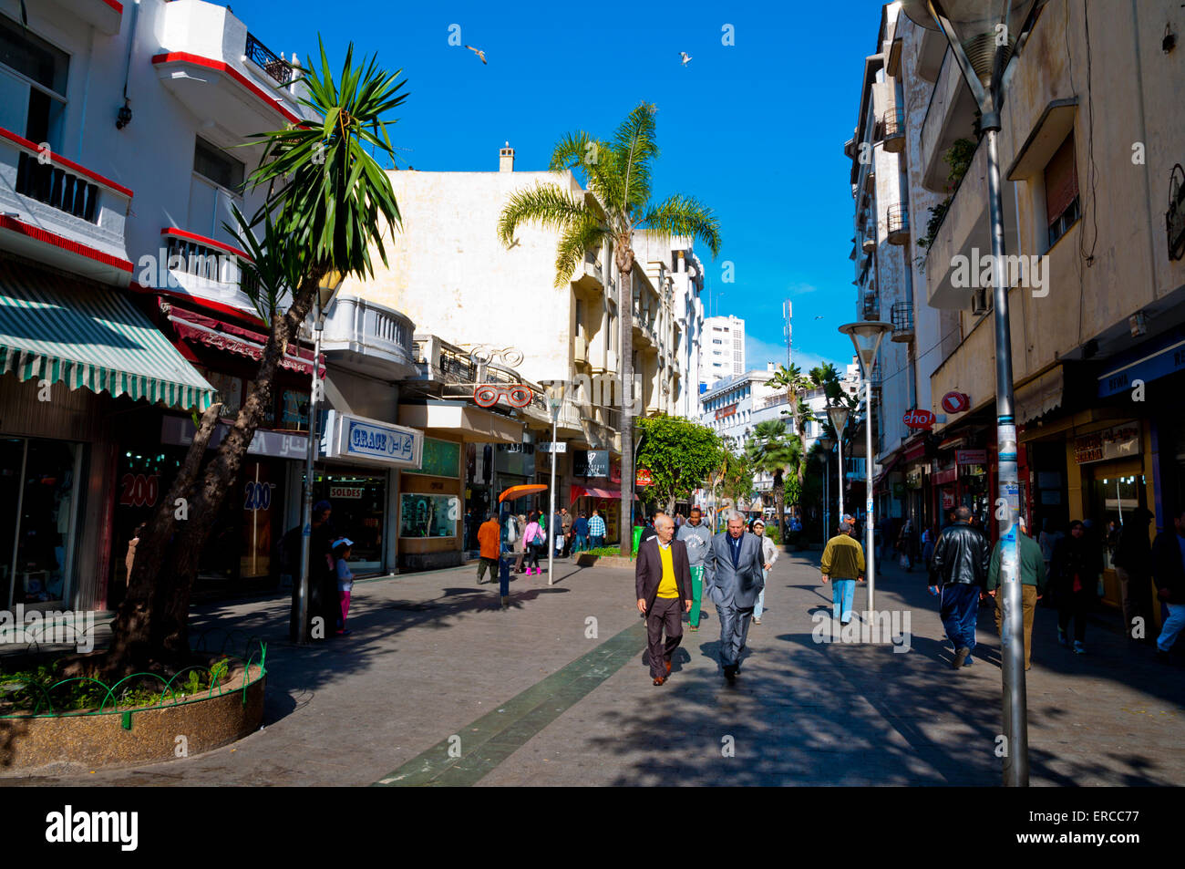 Una delle strade pedonali di Boulevard de Paris, centro di Casablanca, costa atlantica, Marocco, Africa settentrionale Foto Stock