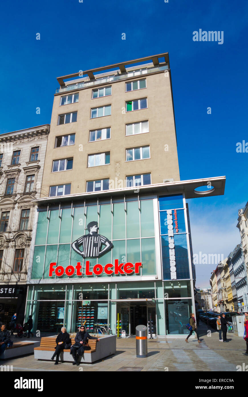 Mariahilfer Strasse, la strada principale dello shopping, centro di Vienna, Austria Foto Stock