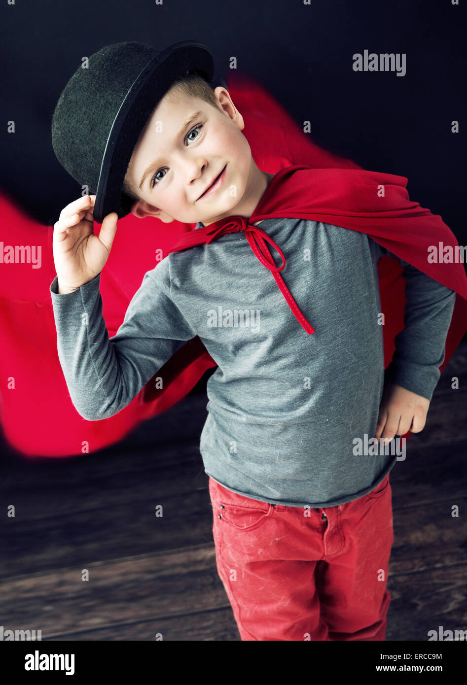 Poco elegante ragazzo mago toccando il suo top hat Foto stock - Alamy