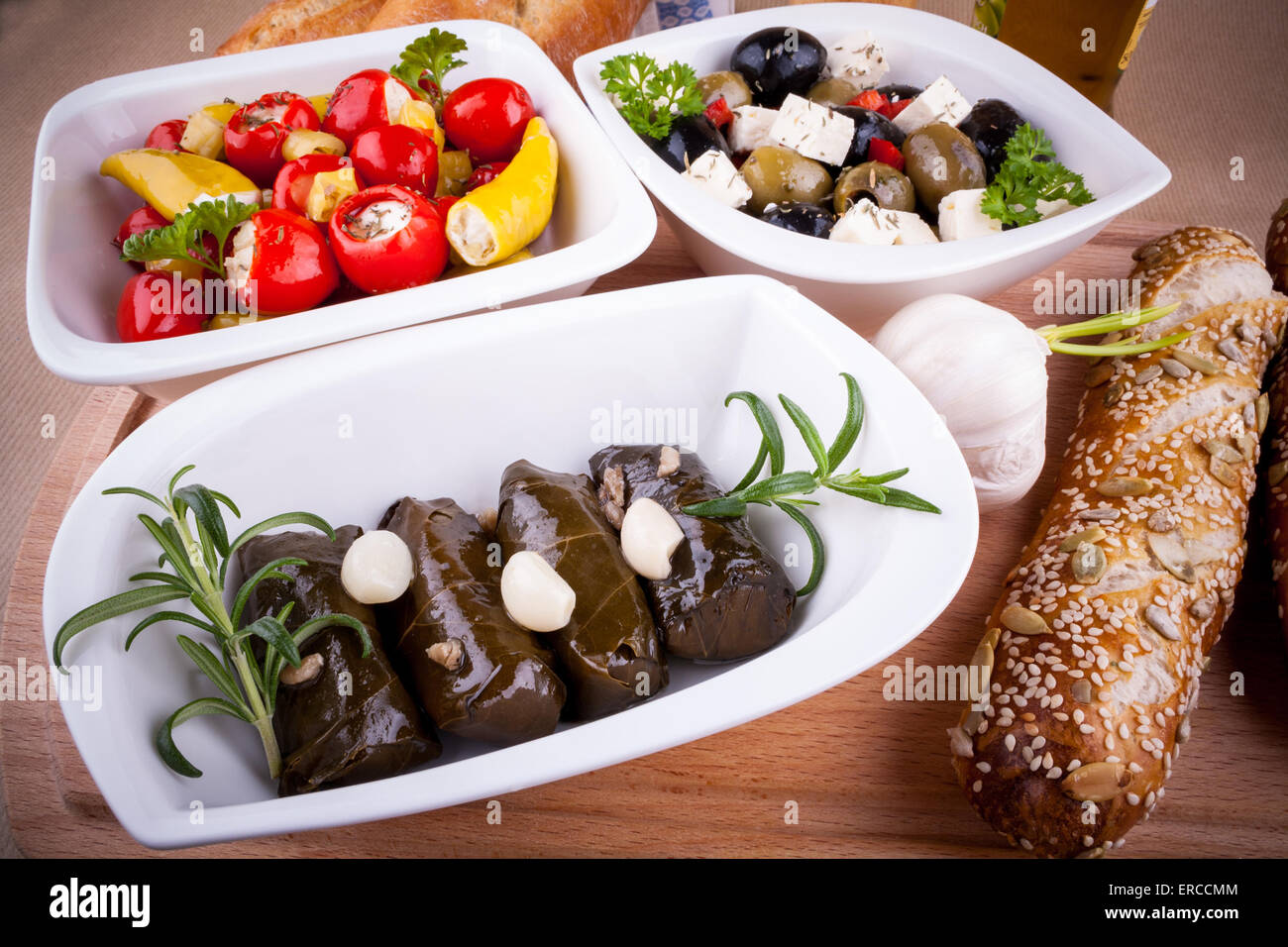 Foglie di vite ripiene con peperoni e antipasti mediterranei closeup Foto Stock