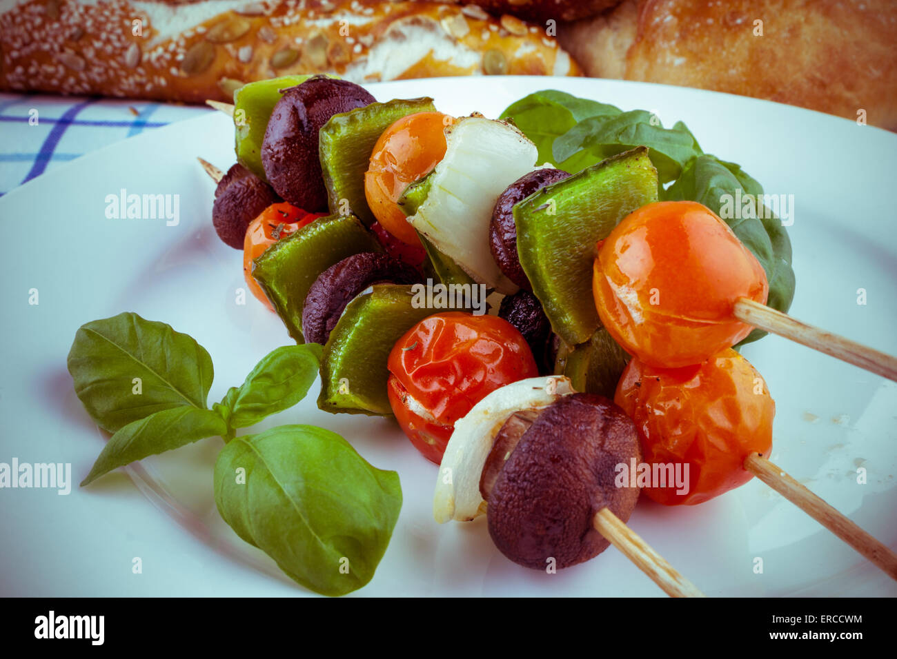 Grigliata vegetariana marrone con funghi, pomodori ciliegini, close up Foto Stock