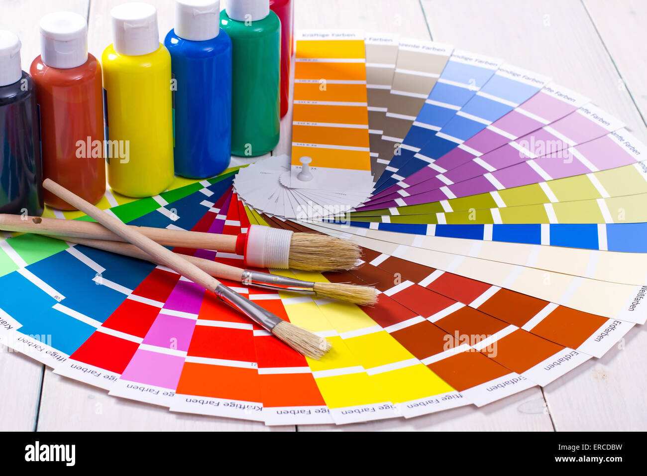 Tavolozza dei colori, spazzola in legno bianco, sfondo close up Foto Stock