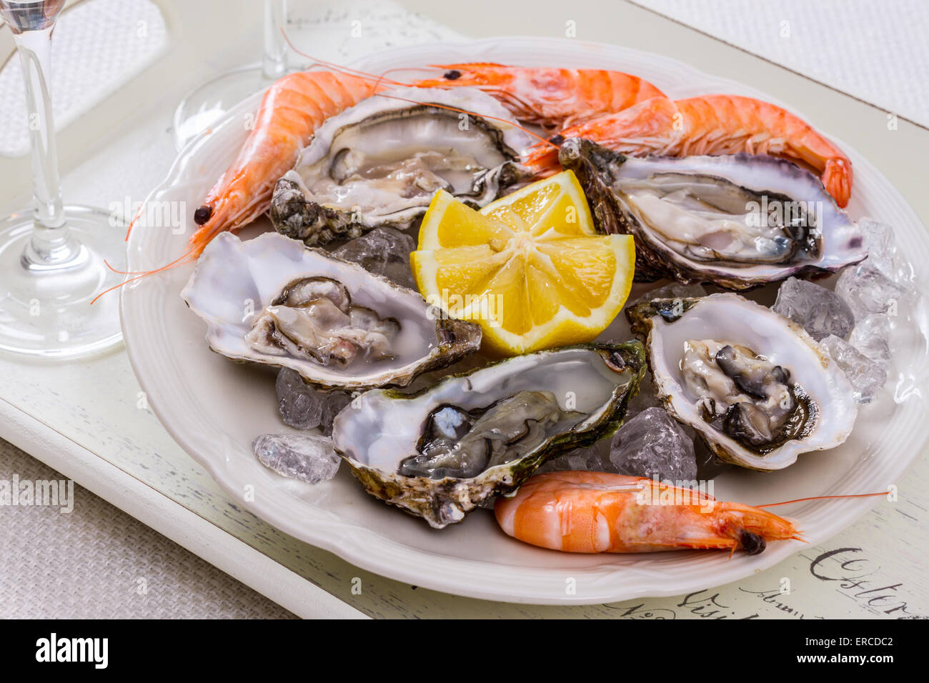 Ostriche shell, gamberoni con limone sul ghiaccio, vista dall'alto Foto Stock