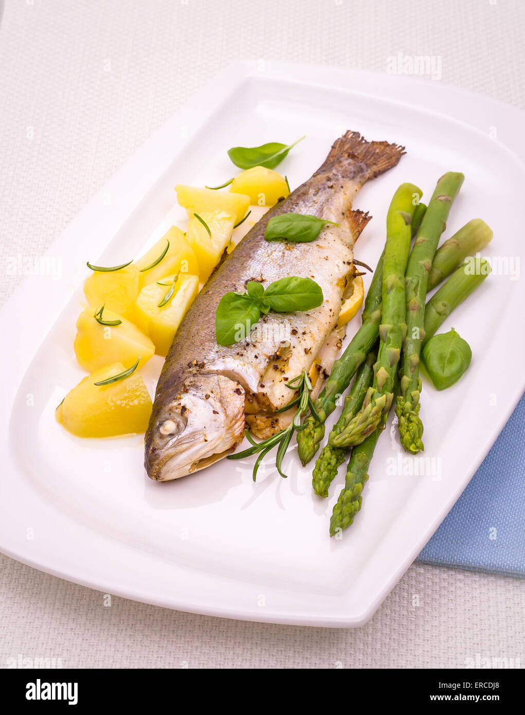 Trota alla griglia con rosmarino patate e asparagi verdi, vista dall'alto Foto Stock