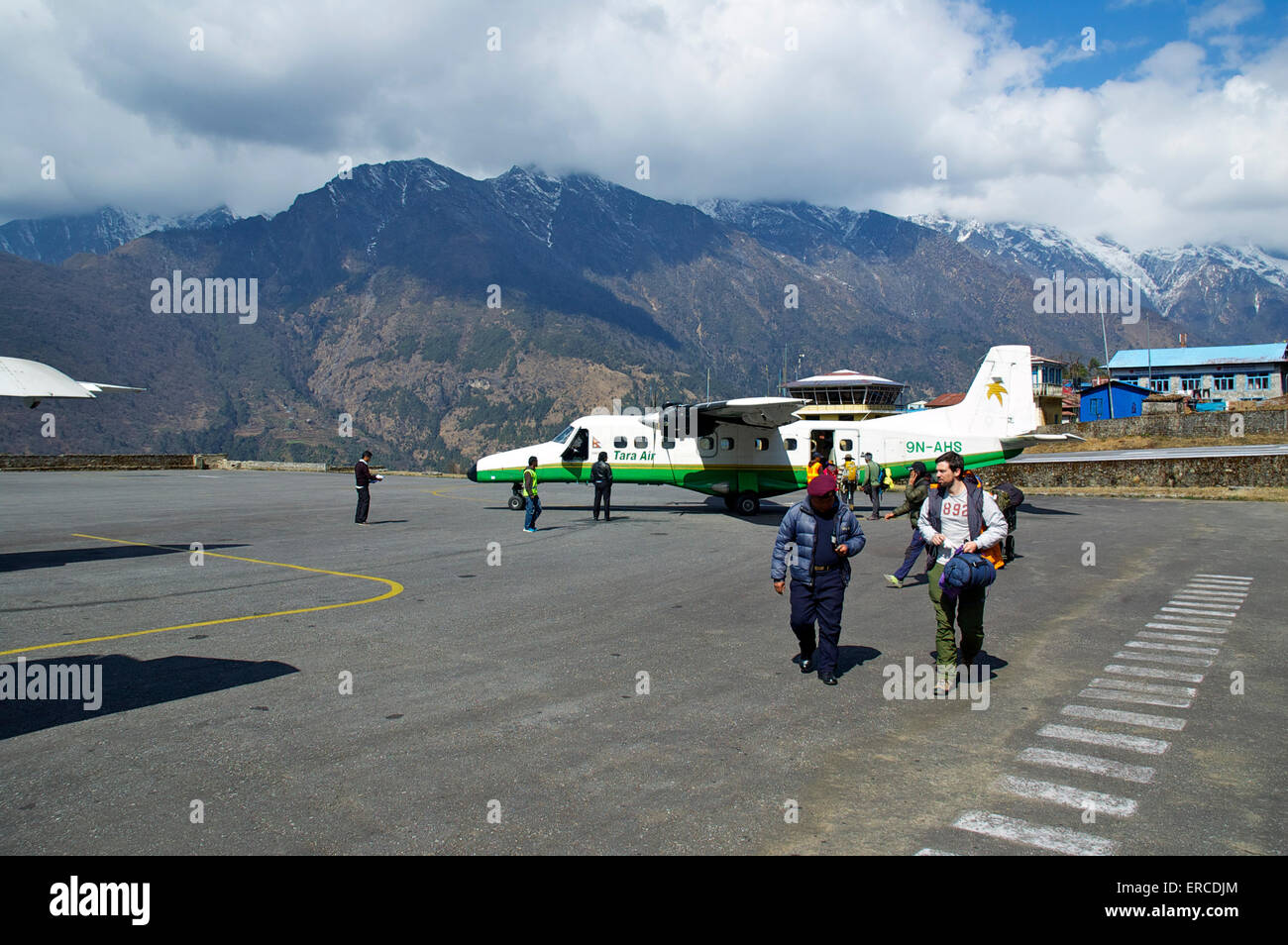I passeggeri scendono dalla una tara aria Dornier 228 a Tenzing-Hillary aeroporto, Lukla, Nepal. Foto Stock