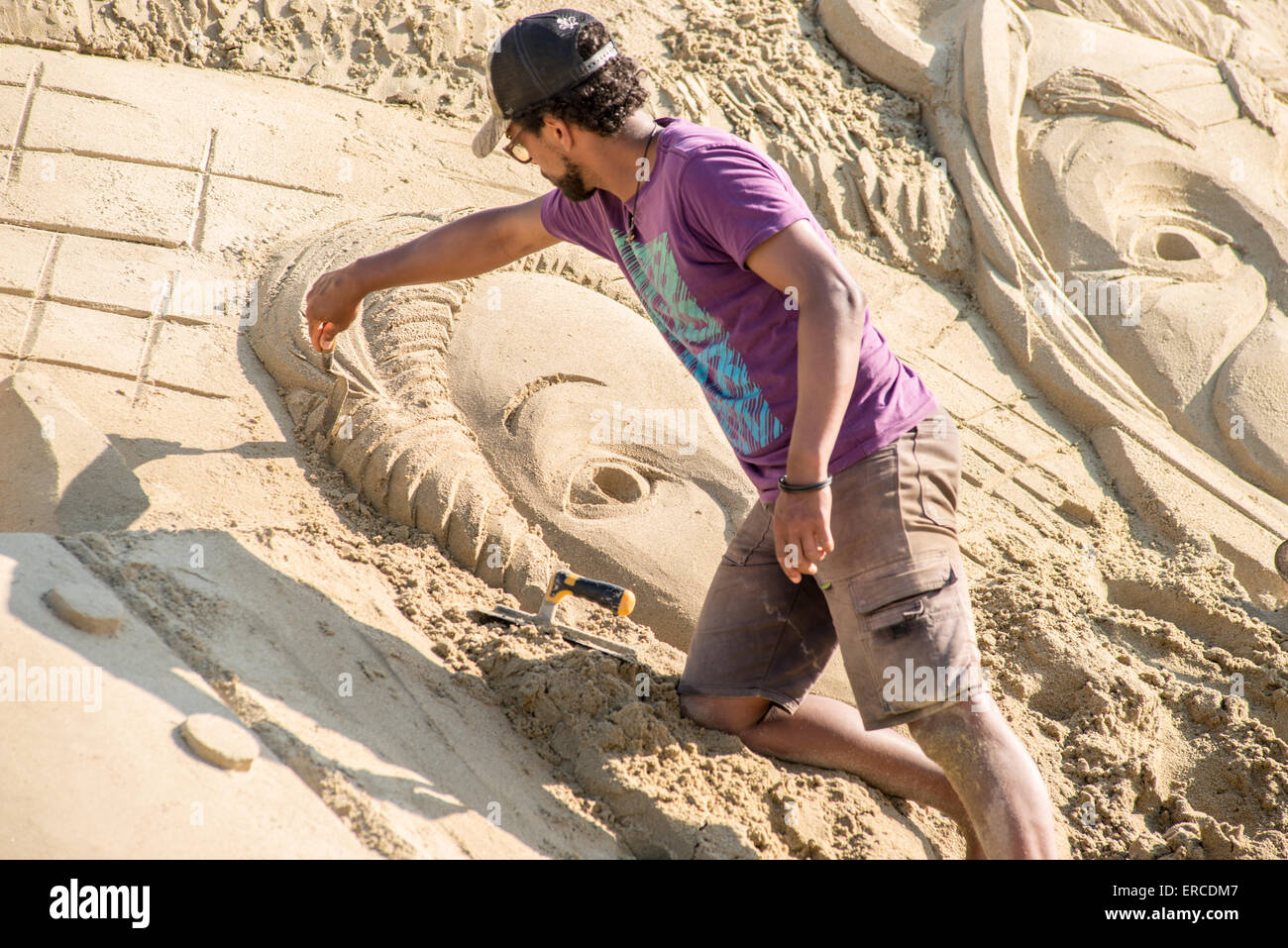 Scultore di sabbia al lavoro rendendo Alice nel Paese delle Meraviglie durante la sabbia di Busan festival 2015 in Corea del Sud (Asia) Foto Stock