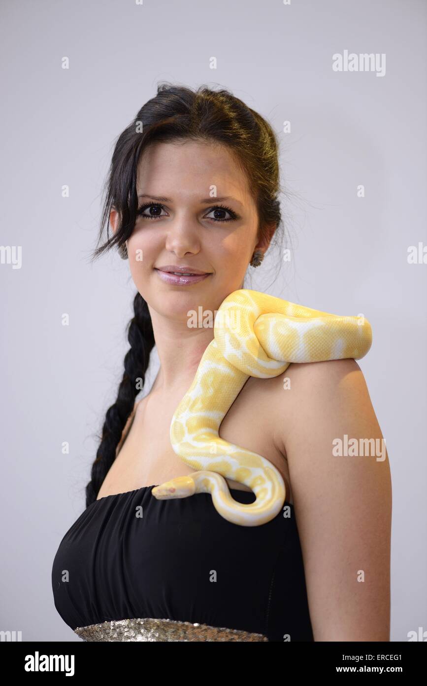 Donna e Albino Burmese python Foto Stock