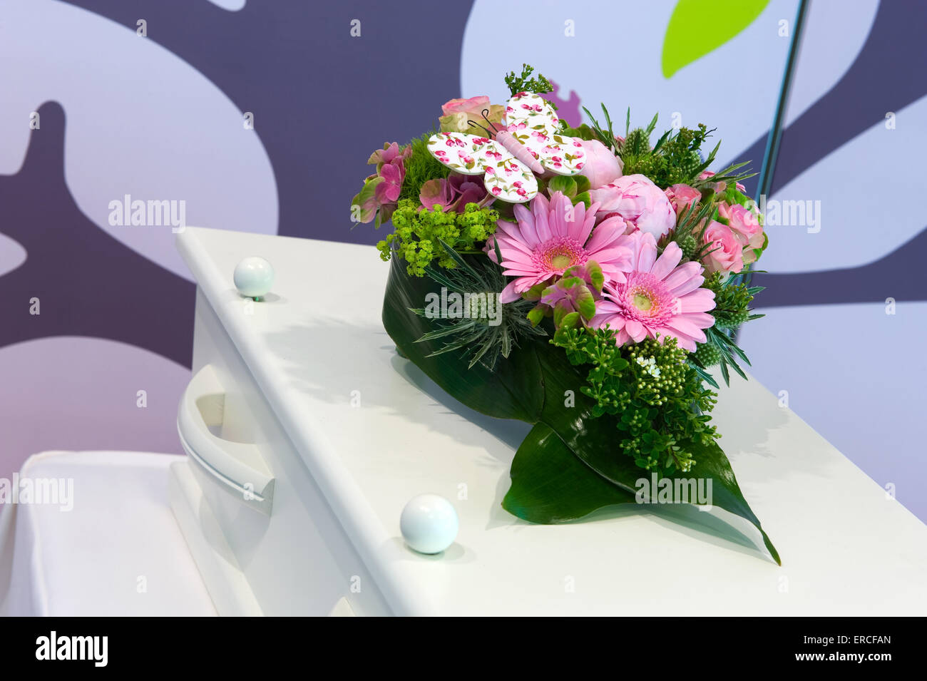 Una piccola bara con un omaggio floreale per un bambino in una camera mortuaria Foto Stock
