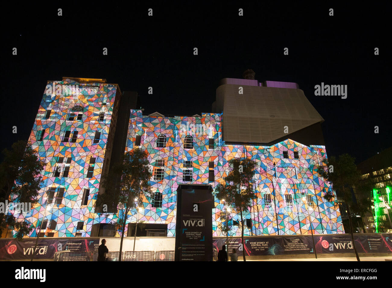 Sydney, Australia. Dal 01 Giugno, 2015. Vivid Sydney presenta strade davanti una spettacolare luce e spettacolo musicale, artista indigeni Reko Rennie porta la cultura aborigena combinato con l'artista multidisciplinare Beastman. Credit: modello10/Alamy Live News Foto Stock