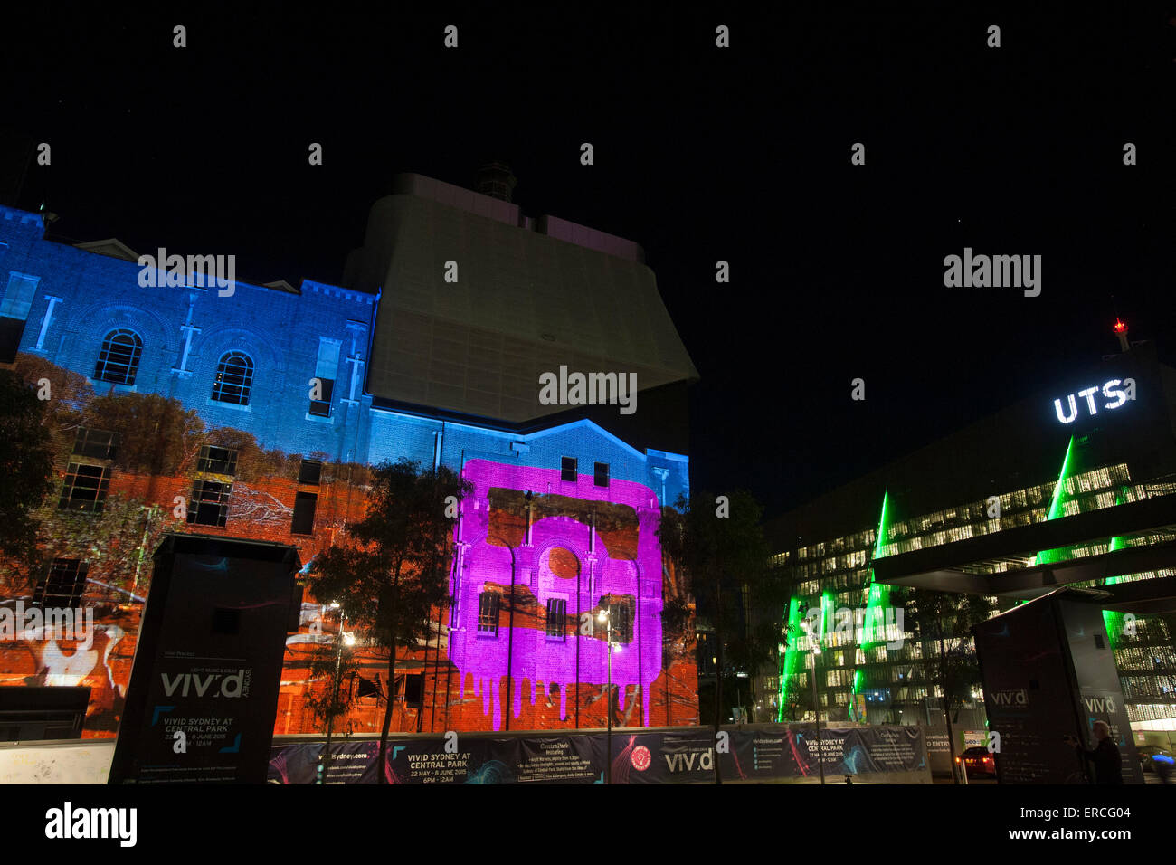 University of Technology UTS, Sydney, Australia. 1 giugno 2015. Vivid Sydney presenta le strade davanti a uno spettacolare spettacolo di luci e musica al Central Park Chippendale , l'artista indigeno Reko Rennie porta la cultura aborigena combinata con l'artista multidisciplinare Beastman. Credito: Mode10/Alamy Live News Foto Stock