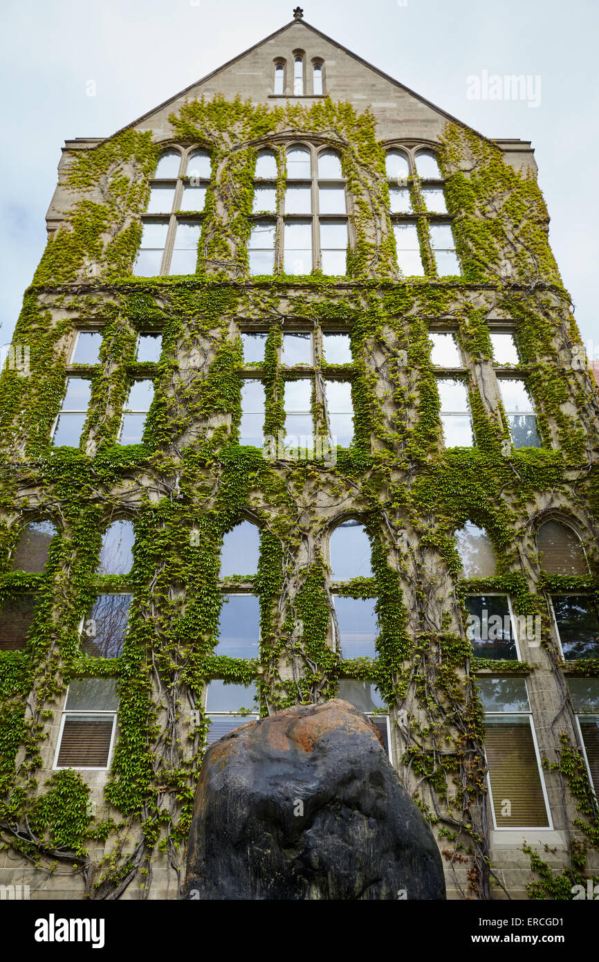 Coperto di edera Università di Manchester del quadrangolo edifici nella foto a 20 ton boulder lava originariamente da The Borrowdale area di Foto Stock