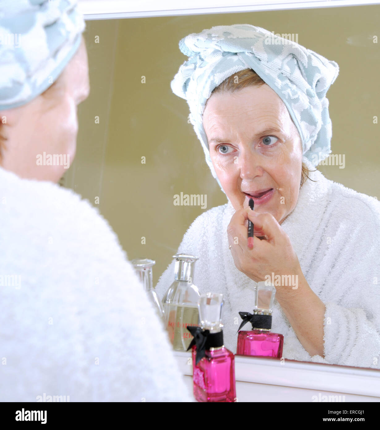 Persone di mezza età donna matura facendo fare fino in camera da letto specchio da toeletta Foto Stock