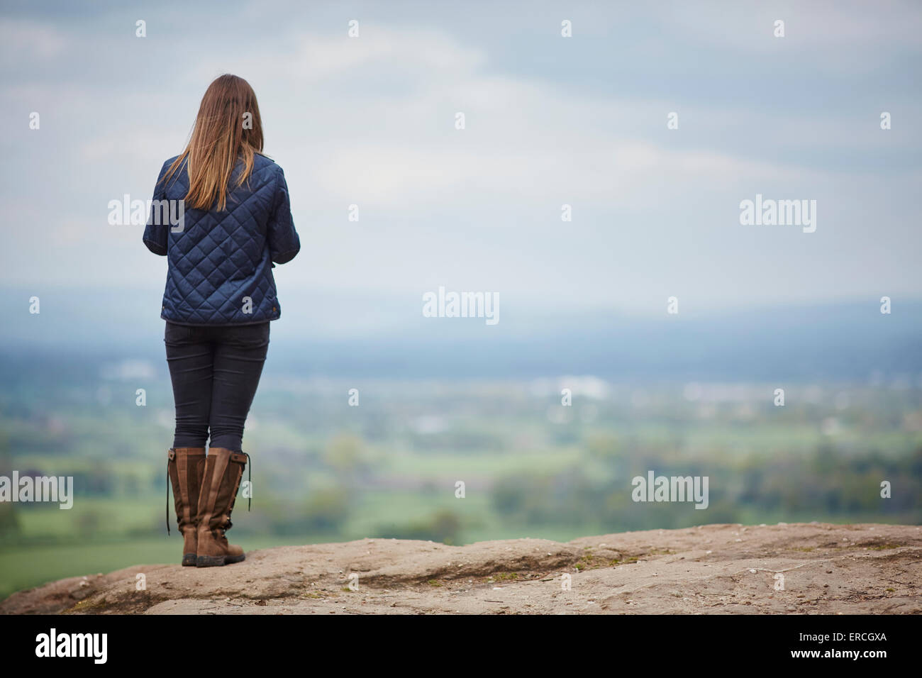 Giovani coupe sul bordo di pietra arenaria, vista dal punto di tempesta oltre al Pennines alberi il bordo a Alderley è una cresta di terra separa Foto Stock