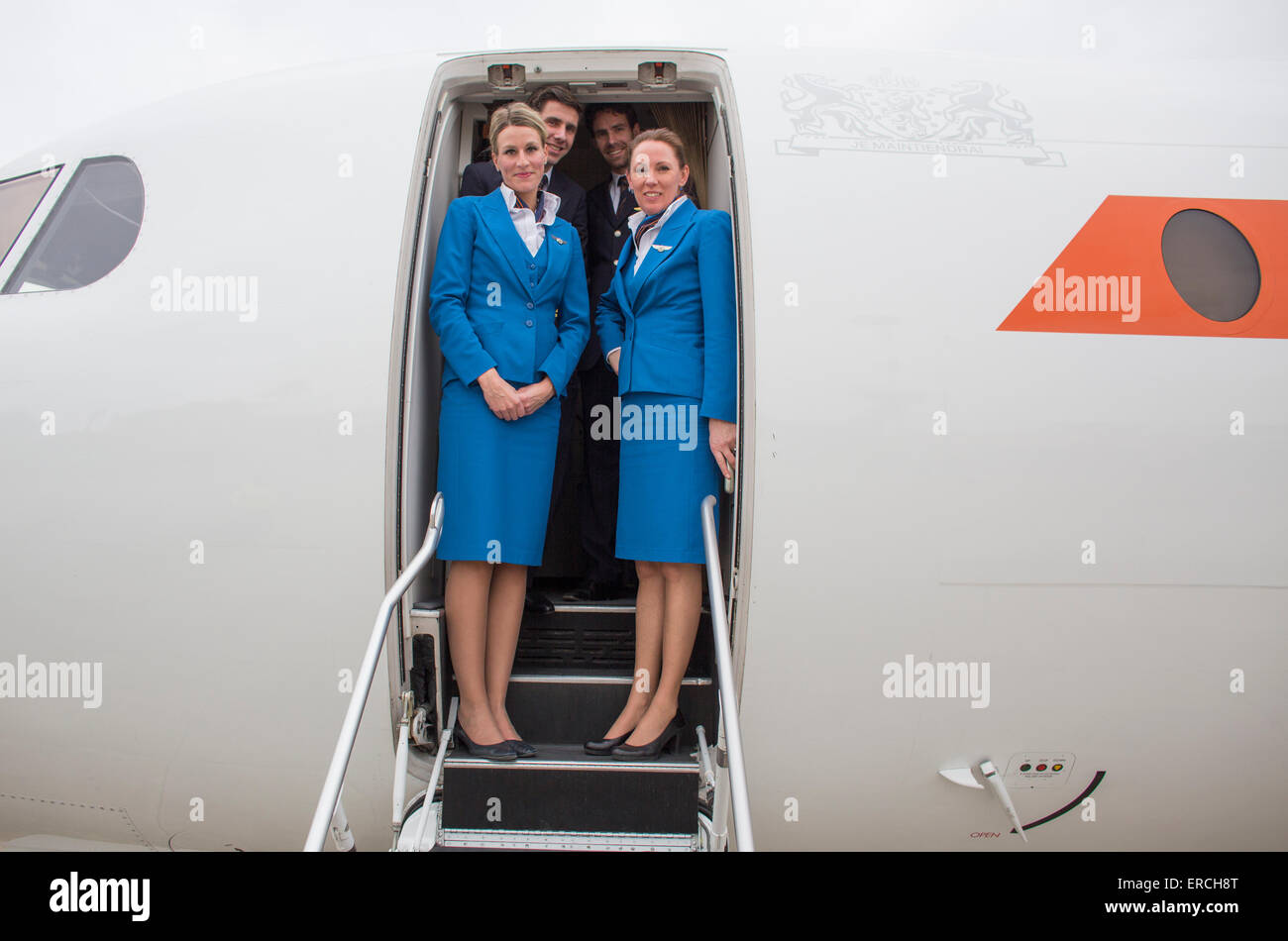 Piloti e hostess della KBX, Fokker 70 del Governo olandese Foto Stock