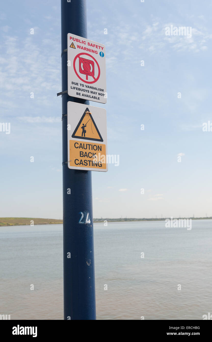 Vergogna atto di vandalismo ha fatto sì che la vita delle boe non sono stati sostituiti e non vi è nulla per aiutare l uomo a mare a Erith pier Foto Stock