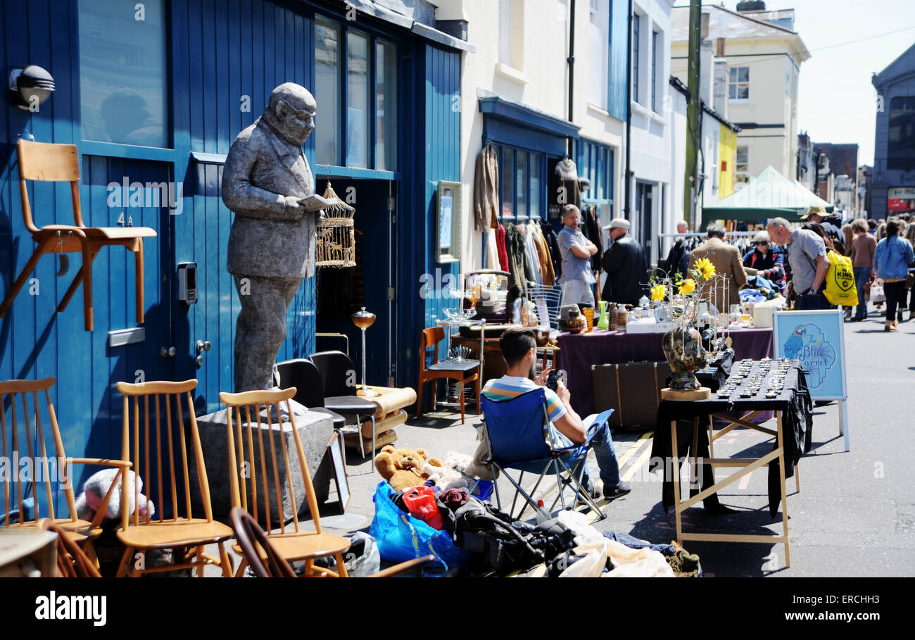 La tomaia Gardner Street al mercato del sabato nel North Laine area di Brighton vivace con bancarelle eclettico REGNO UNITO Foto Stock
