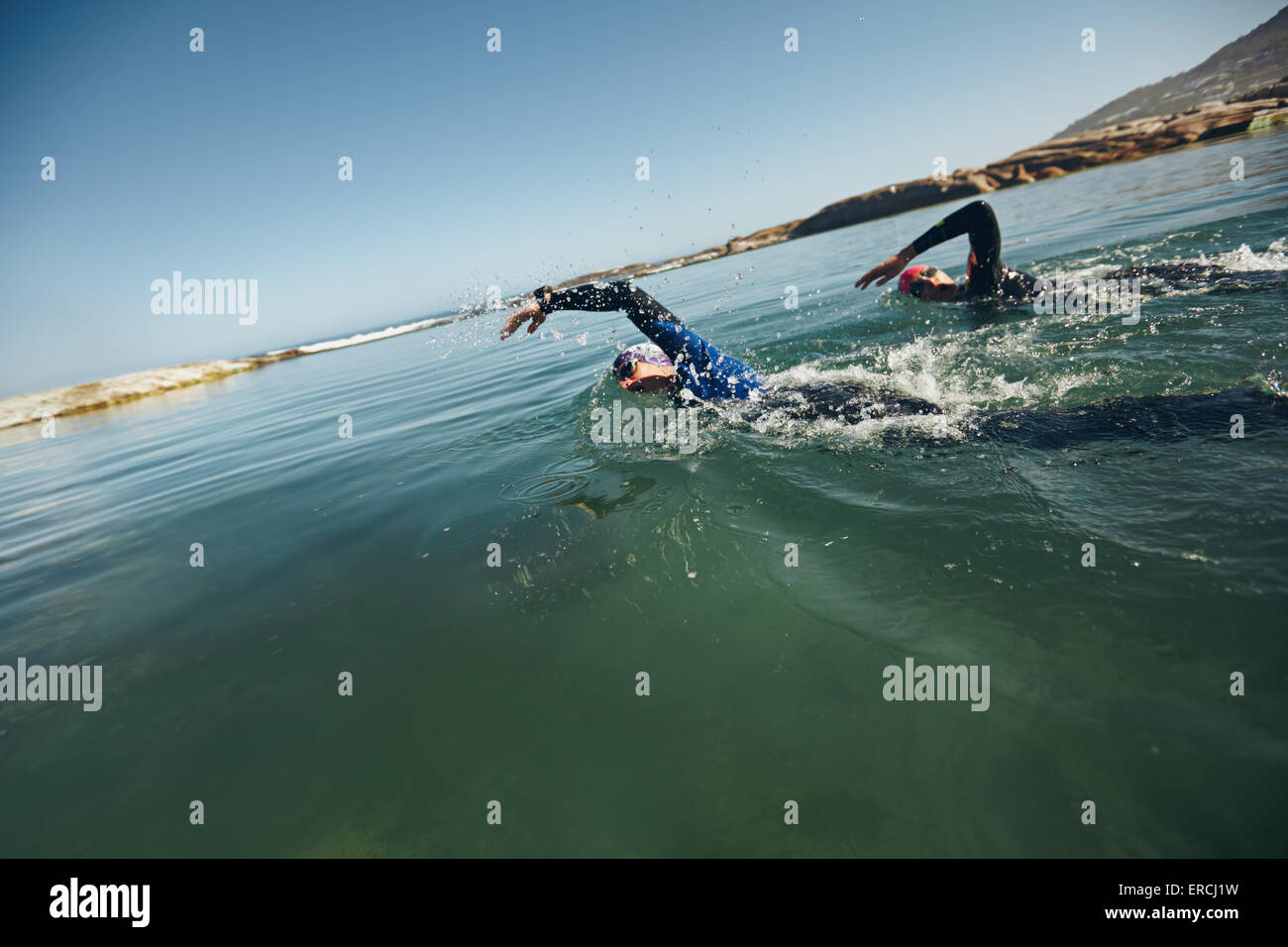 Gli atleti di nuoto triathletic sulla concorrenza. I concorrenti nuota freestyle nell'acqua. Foto Stock