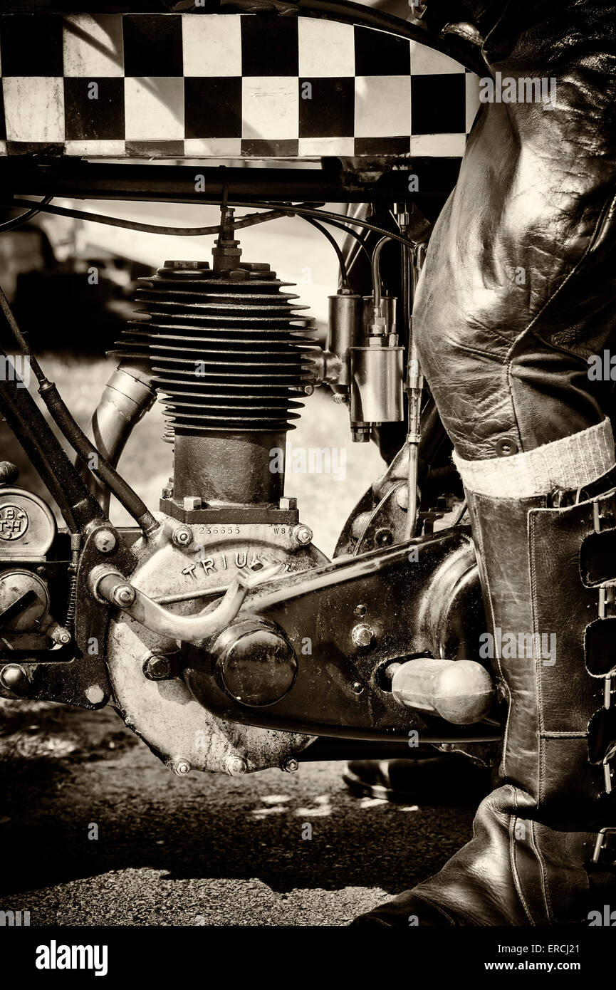 1926 Triumph modello P 500cc motore del motociclo. Cavalcato da Graeme Hardy aka Forge Formby a Prescott hill climb. Tonalità seppia Foto Stock