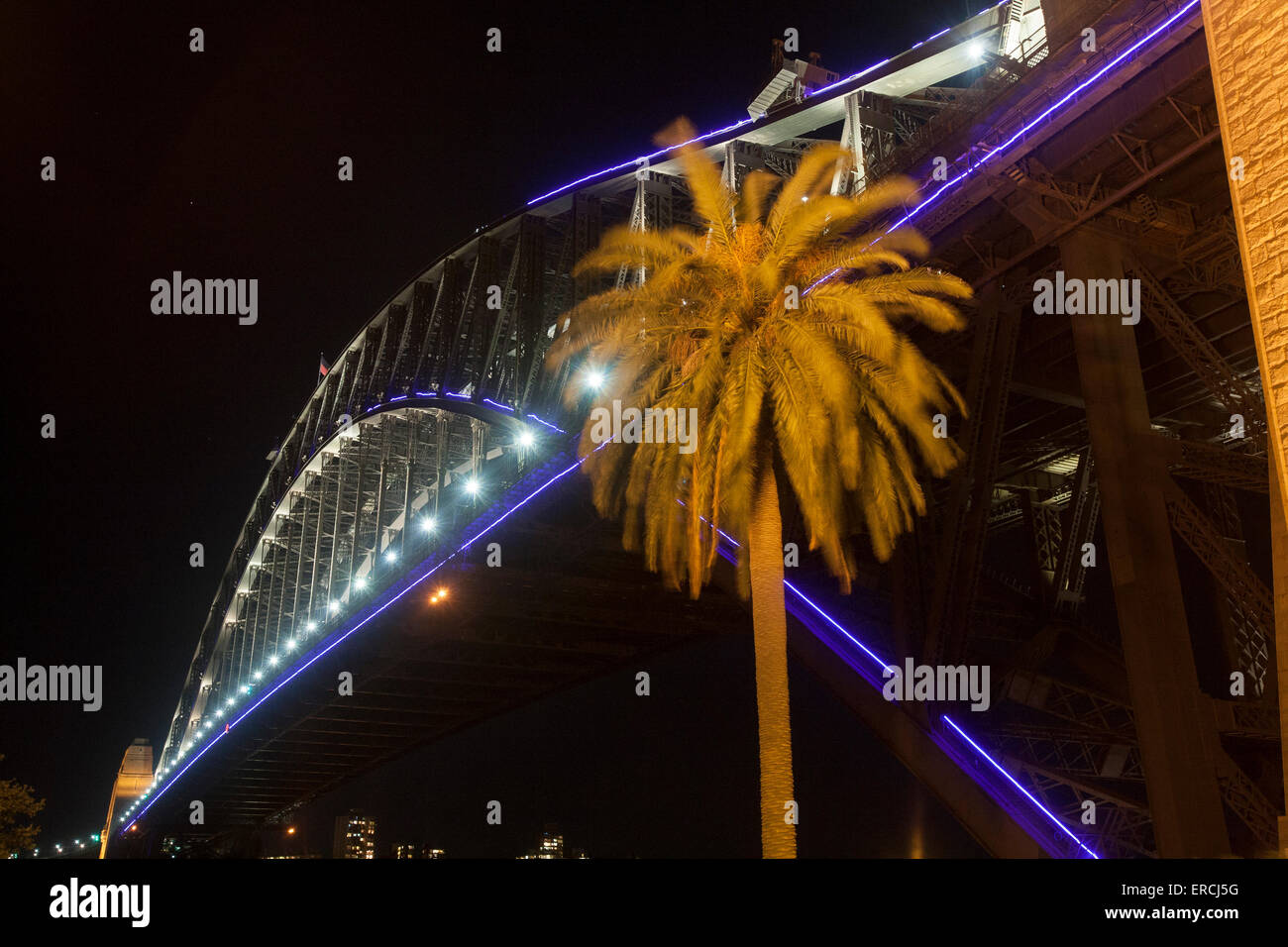 VIVID Sydney Lighting Festival, 2015, il Sydney Harbour Bridge è illuminato da proiezioni di luce sulla struttura, Sydney Harbour, NSW, Australia Foto Stock