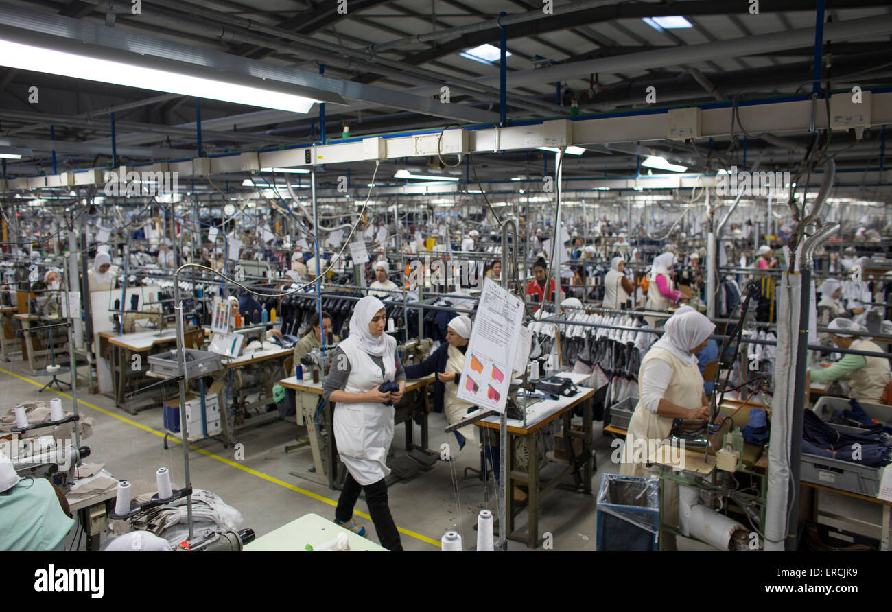 Fabbrica di abbigliamento i realizzatori del Marocco produce abbigliamento  per l'olandese retails business Foto stock - Alamy